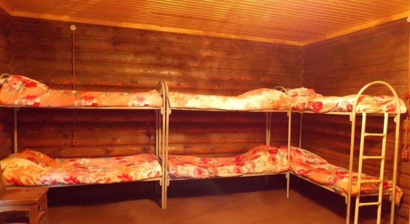 Спальное место на двухъярусной кровати в общем номере для мужчин и женщин
